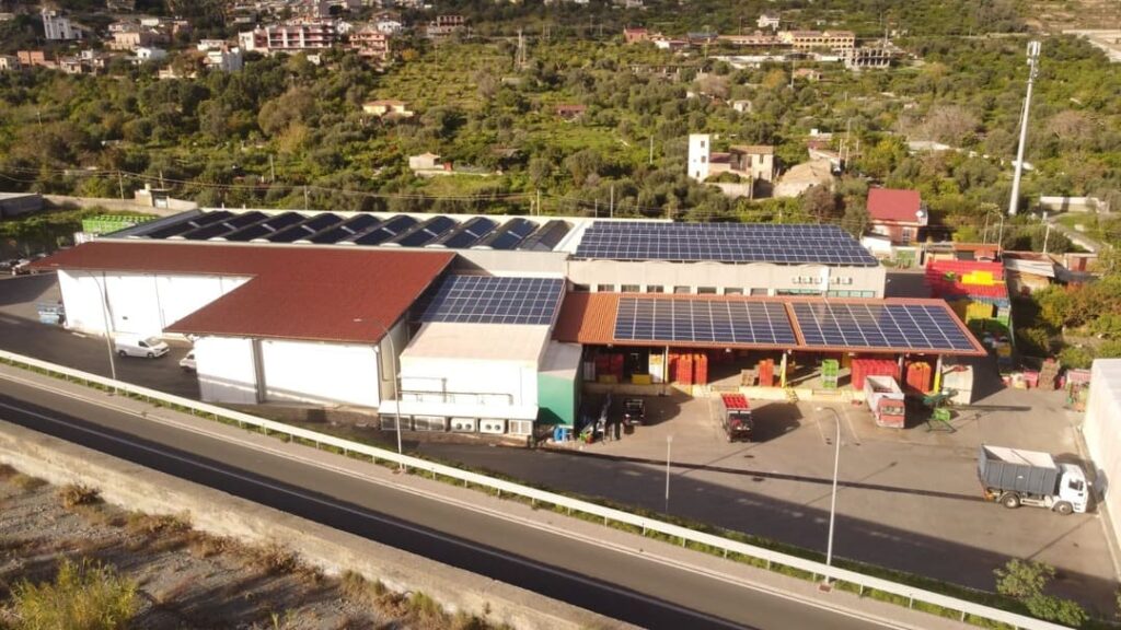 Magazzino con pannelli solari e natura